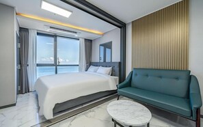 First Ocean Double | 办公桌、免费 WiFi、床单