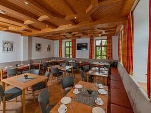 Dining - Stockbettzimmer DZ - Haus Weyregg - Frühstückspension (Weyregg am Attersee)