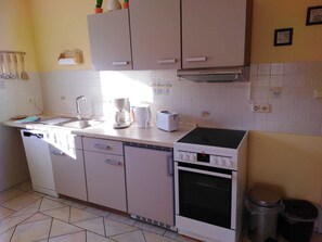 Fridge, oven, dishwasher, coffee/tea maker - Ferienwohnung Am Lindenrain (Mossautal)