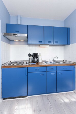 Geladeira, cadeirão de bebê