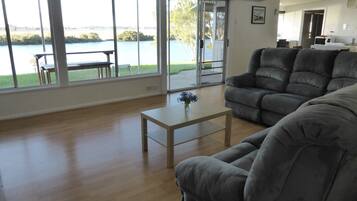 TV, DVD-spiller og bøker