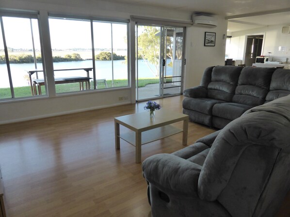 TV, DVD player, books - Absolute Murray River frontage four bedroom, two bathroom, airconditioned house. (Wellington East)