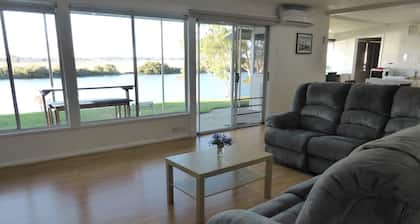Absolute Murray River frontage four bedroom, two bathroom, airconditioned house.