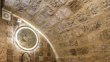 Ensemble douche/baignoire, sĂšche-cheveux, serviettes fournies, savon