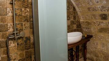 Ensemble douche/baignoire, sĂšche-cheveux, serviettes fournies, savon