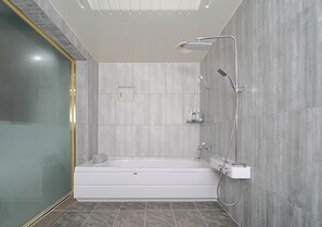 Suite | Salle de bain | Douche, articles de toilette gratuits, s èche-cheveux, chaussons