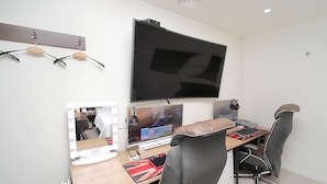 Ein moderner Arbeitsplatz mit Schreibtisch, Computer und ergonomischem Stuhl.