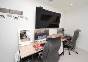 Un espacio de oficina moderno con escritorio, ordenador y silla ergonómica.