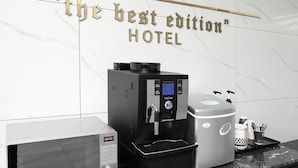 Eine Kaffeemaschine und ein Filterkaffeier auf einer Marmorarbeitsplatte in einem Hotel.