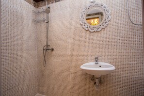 Combinazione doccia/vasca, asciugacapelli, asciugamani, sapone
