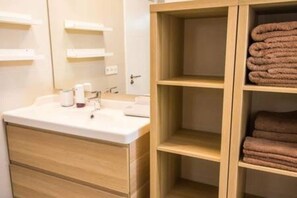 Sèche-cheveux, serviettes fournies