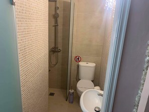 Combined shower/bathtub, hair dryer, towels, soap - Attiki hotel - Elli ground floor (Ρόδος)