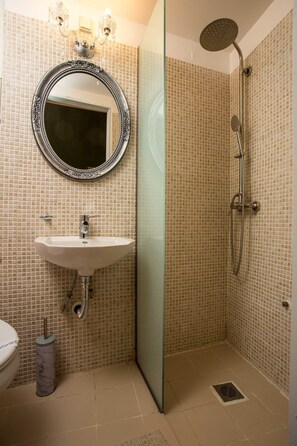 Duschwanne, Haartrockner, Handtücher, Seife