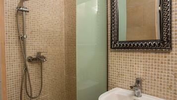 Ensemble douche/baignoire, sĂšche-cheveux, serviettes fournies, savon