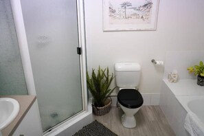Shower, hair dryer, towels - Seaviews and Privacy (Belgian Gardens)