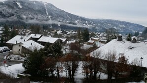 A snow-covered village with houses and a mountain in the background. - 3-room apartment with balcony and parking in Samoëns (Samoëns)