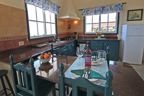 Een koelkast, een oven