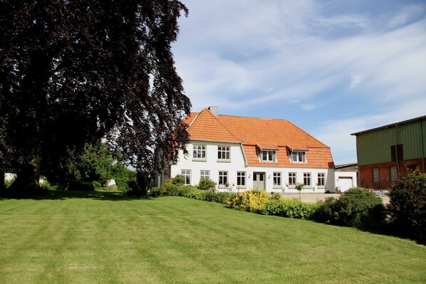 Unclassified image, 1 of 28, button