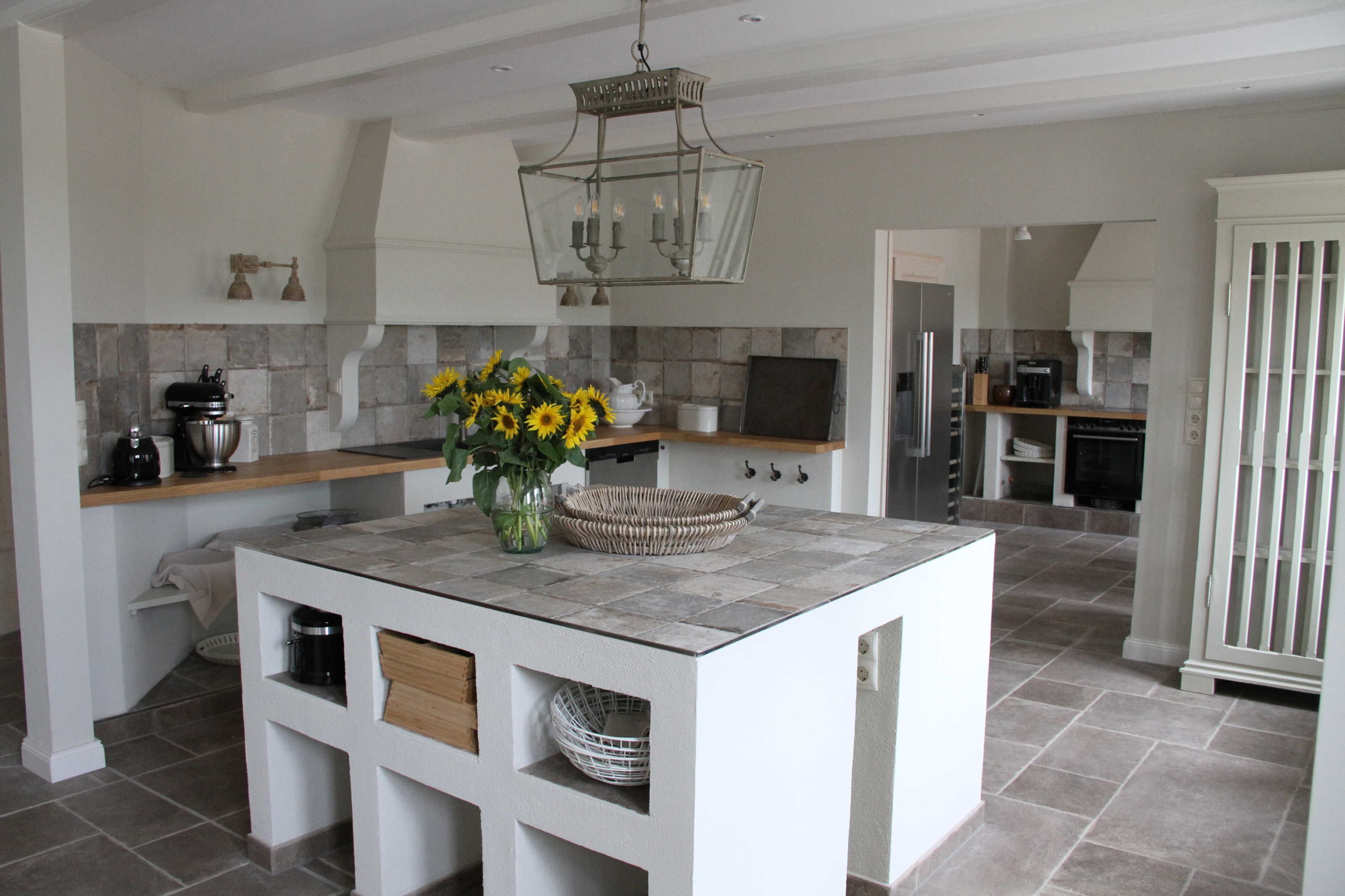 Een koelkast, een oven, een vaatwasser, een kinderstoel