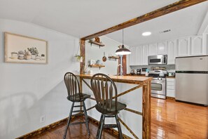 Microwave, dishwasher, coffee/tea maker, cookware/dishes/utensils