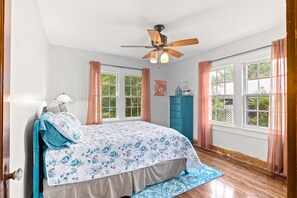 2 bedrooms, in-room safe, free WiFi, bed sheets - The Second-to-None Cracker Shack in Downtown Trenton (Trenton)