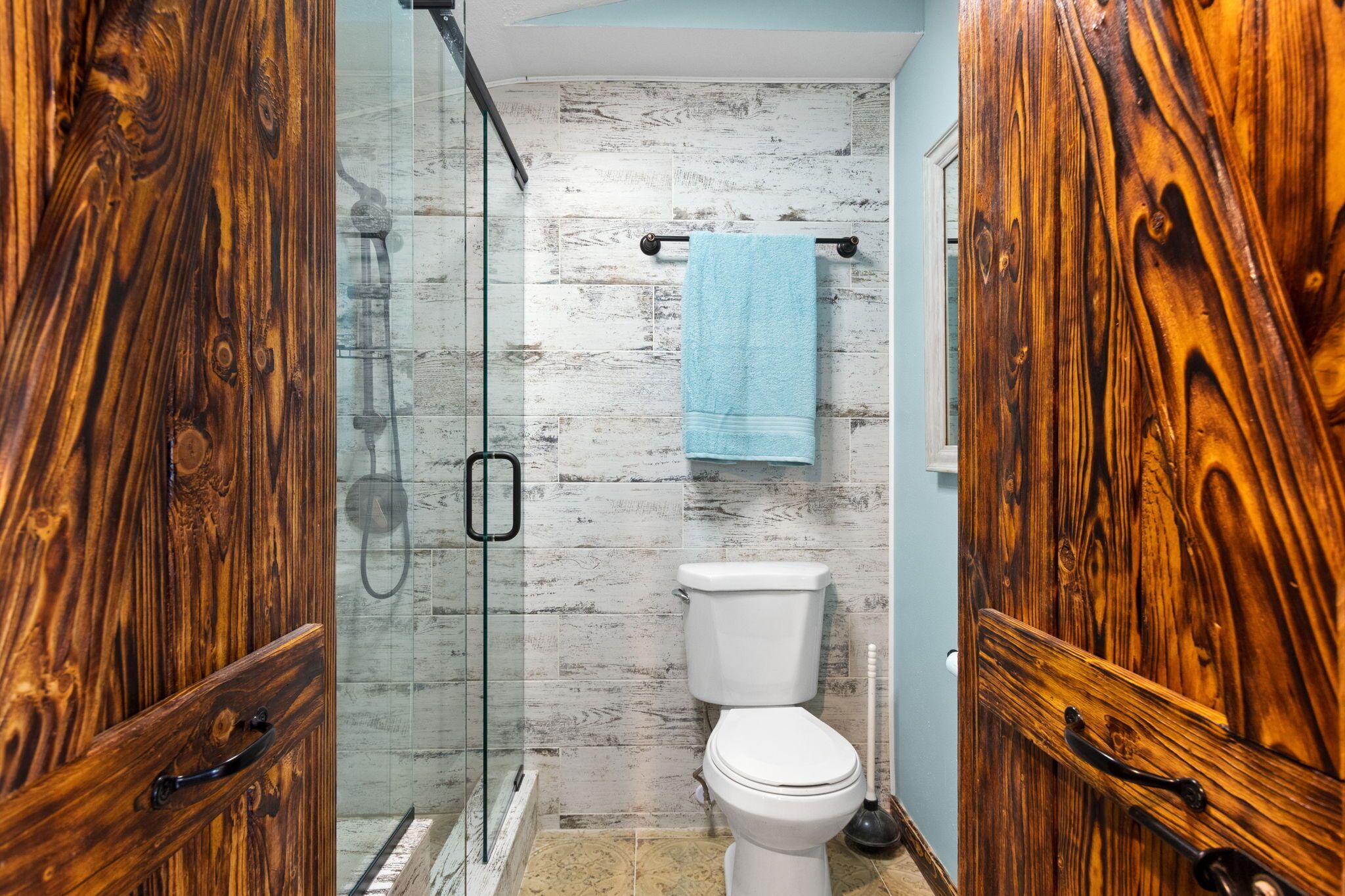 Baignoire, serviettes fournies, savon, papier toilette
