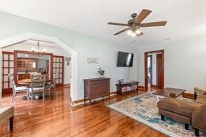 Smart TV, fireplace, DVD player, books - The Second-to-None Cracker Shack in Downtown Trenton (Trenton)