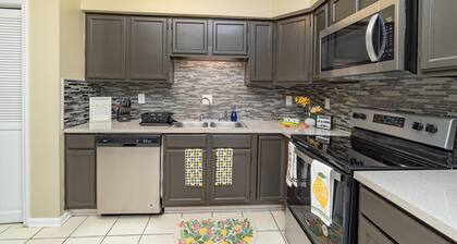 Hillwood Home, w/ 2 Dens, King Beds & Sun Room