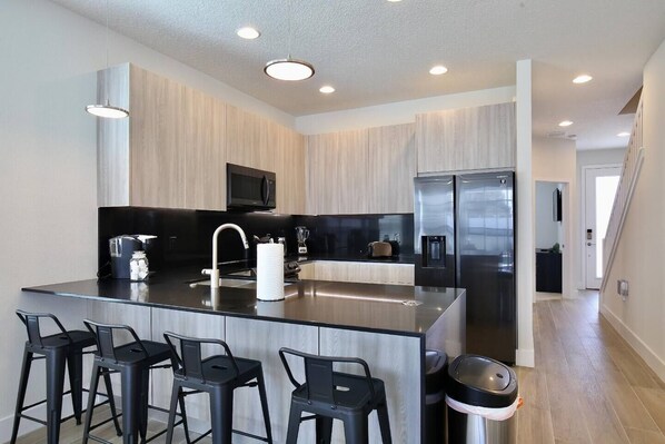 Refrigerador, microondas, horno y parrilla de estufa 