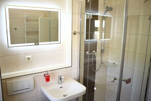 Douche, sèche-cheveux, serviettes fournies