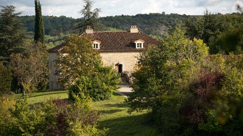 Sirepeche, large holiday home with private pool 