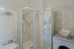 Shower, hair dryer, bidet - GuestHost - Wonderful penthouse equipped with every comfort and perfect for 4 guests, located a few steps from the beaches of the 'Tre Ponti' and the cycle path, 24 km long. You will find bathing establishments and free-equipped beaches, easily reachable (Sanremo)