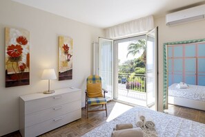 1 bedroom, WiFi - GuestHost - Wonderful penthouse equipped with every comfort and perfect for 4 guests, located a few steps from the beaches of the 'Tre Ponti' and the cycle path, 24 km long. You will find bathing establishments and free-equipped beaches, easily reachable (Sanremo)