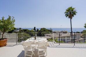 Outdoor dining - GuestHost - Wonderful penthouse equipped with every comfort and perfect for 4 guests, located a few steps from the beaches of the 'Tre Ponti' and the cycle path, 24 km long. You will find bathing establishments and free-equipped beaches, easily reachable (Sanremo)