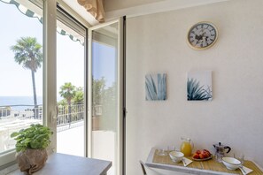 Dining - GuestHost - Wonderful penthouse equipped with every comfort and perfect for 4 guests, located a few steps from the beaches of the 'Tre Ponti' and the cycle path, 24 km long. You will find bathing establishments and free-equipped beaches, easily reachable (Sanremo)