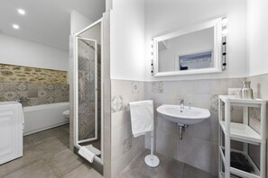 Bañera, secador de pelo y bidé