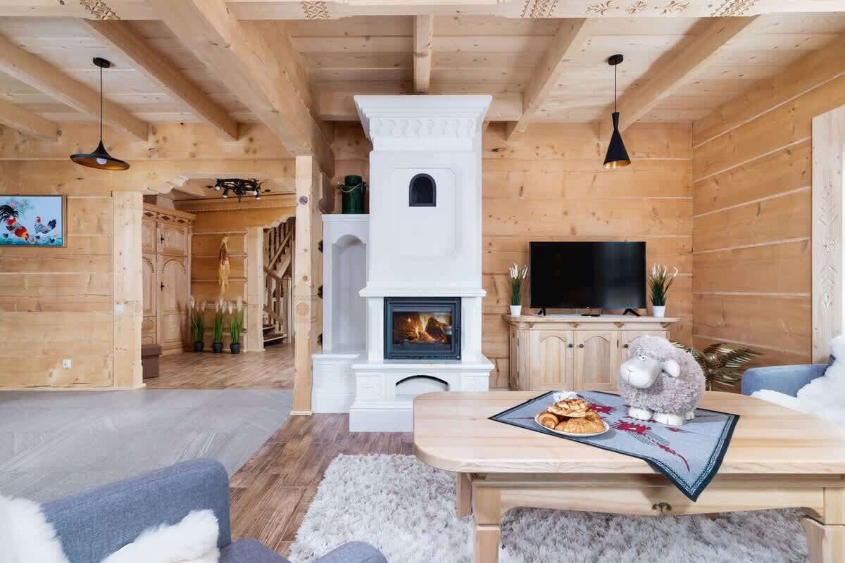 Televisión, chimenea y oficina 