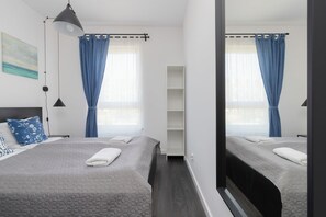 2 quartos, escrivaninha, ferros/tábuas de passar roupa, berço de viagem