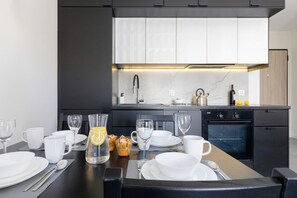 Réfrigérateur, un four, surface de cuisson, lave-vaisselle