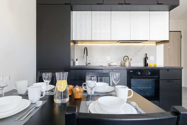 Fridge, oven, stovetop, dishwasher