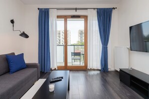 Televisión de pantalla plana y oficina