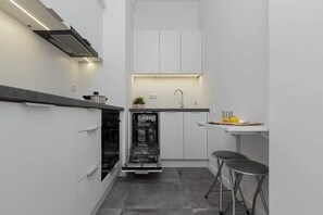 Fridge, oven, stovetop, dishwasher