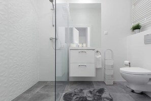 Shower, hair dryer, shampoo - Elegant Studio with Balcony | Parking | Close to the Airport (Warszawa)
