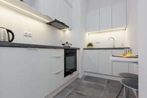 冷蔵庫、オーブン、コンロ、食器洗い機