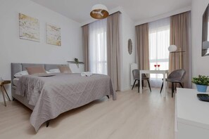 Iron/ironing board, WiFi, bed sheets