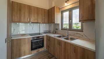 Fridge, oven, coffee/tea maker, toaster