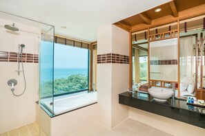 Ocean Front Suite Seaview | Bathroom | Separate tub and shower, rainfall showerhead, eco-friendly toiletries - Cosy Beach Hotel (Pattaya)