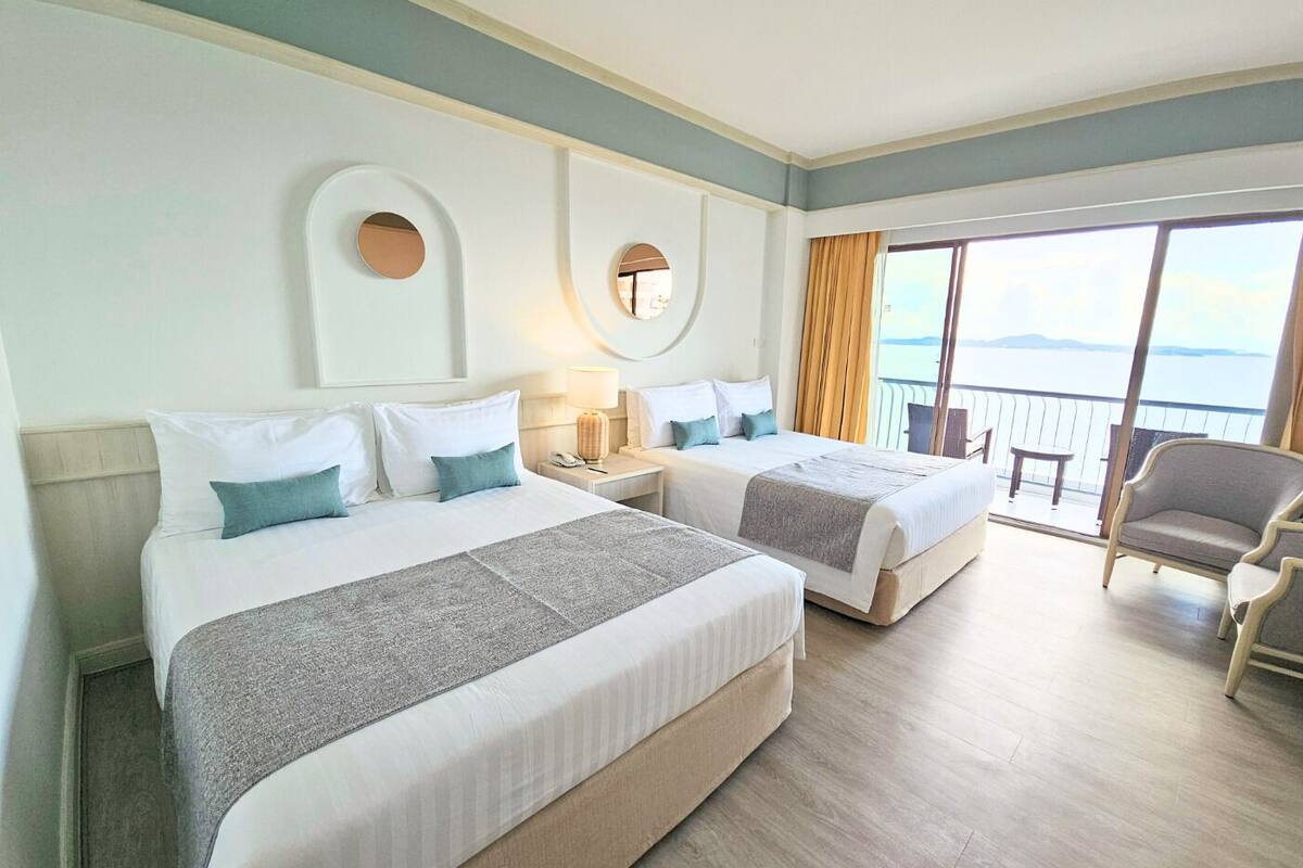 Superior Seaview Family Room | 객실 내 금고, 책상, 암막 커튼, 침대 시트