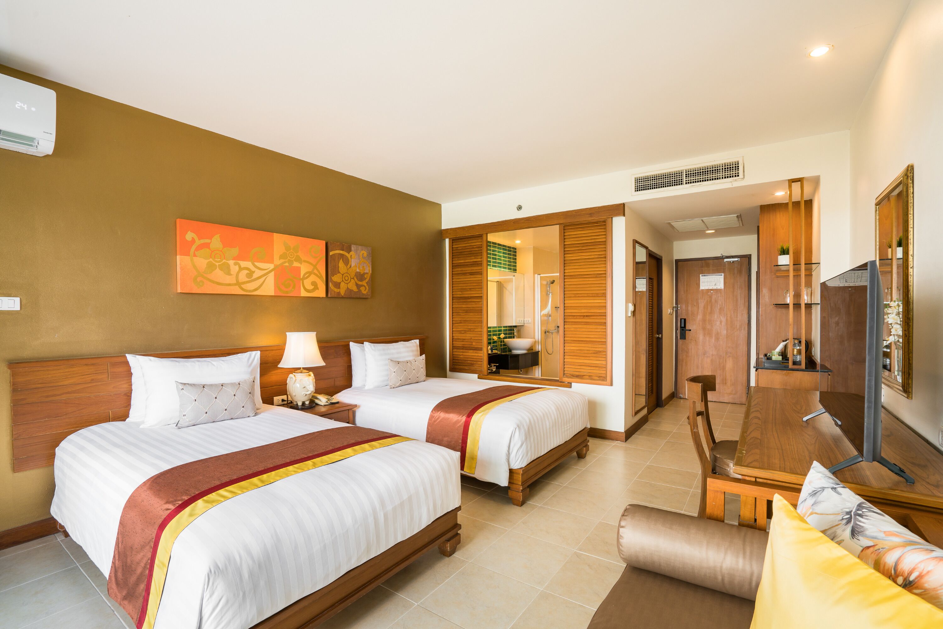 Deluxe Unspecified View | 객실 내 금고, 책상, 암막 커튼, 침대 시트