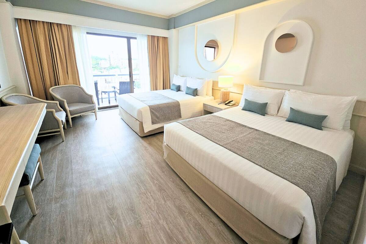 Superior Family Room | 객실 내 금고, 책상, 암막 커튼, 침대 시트